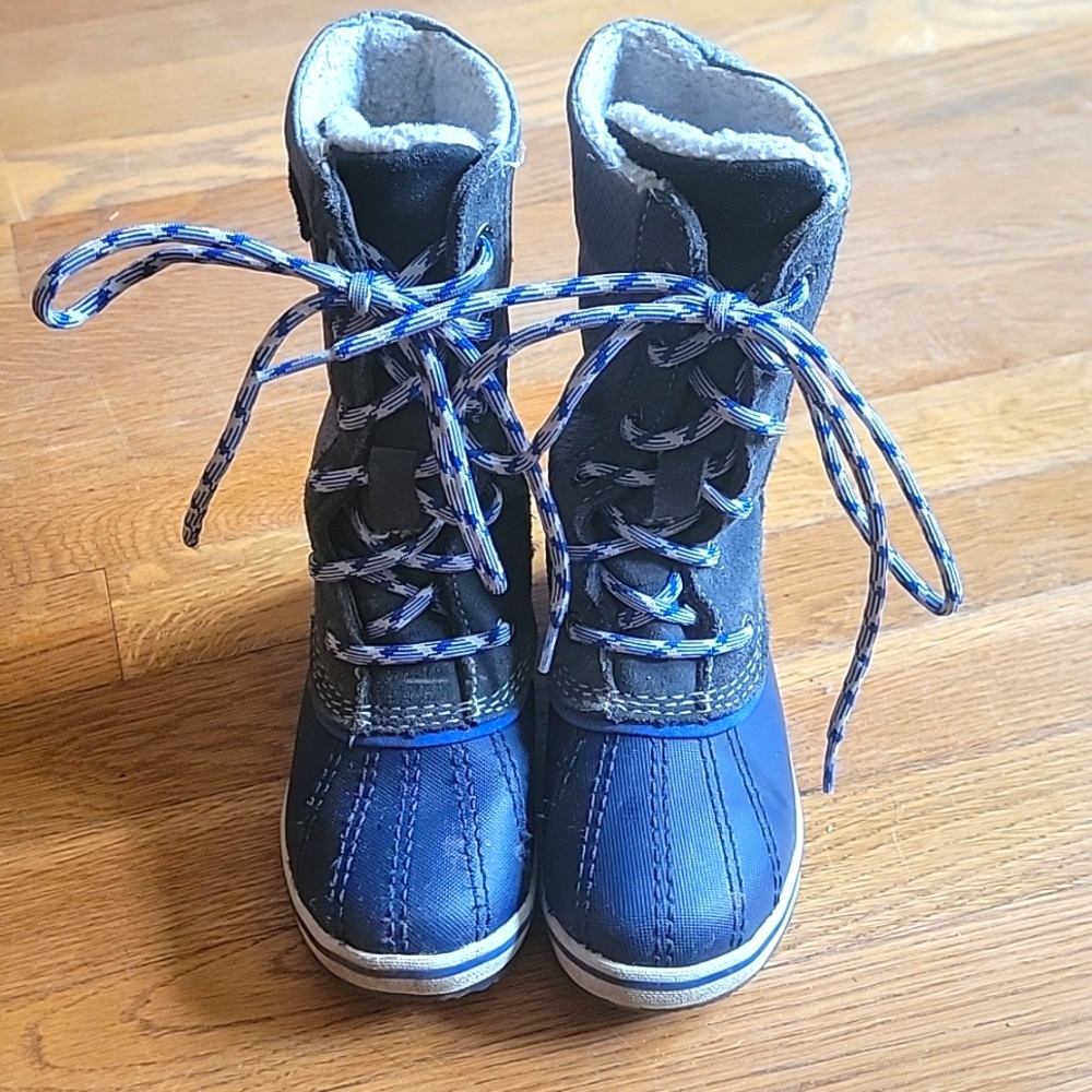 Kids size 10 winter boots